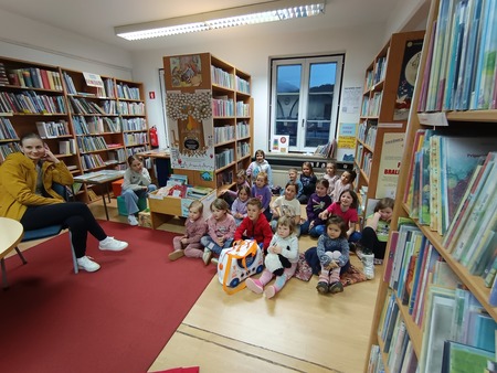 Otroci so aktivno sodelovali, postavljali vprašanja ter z zanimanjem spremljali predstavitev. (Foto: arhiv OKM)