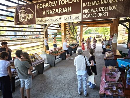Obletnico delovanja kmečke tržnice je obogatila vokalna skupina Sončnice. (Foto: NK)