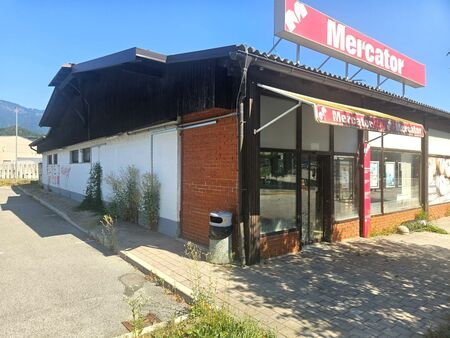 Mercatorjeva trgovina v središču Nazarij je zapuščena že vse od poplav avgusta 2023. (Foto: GE)